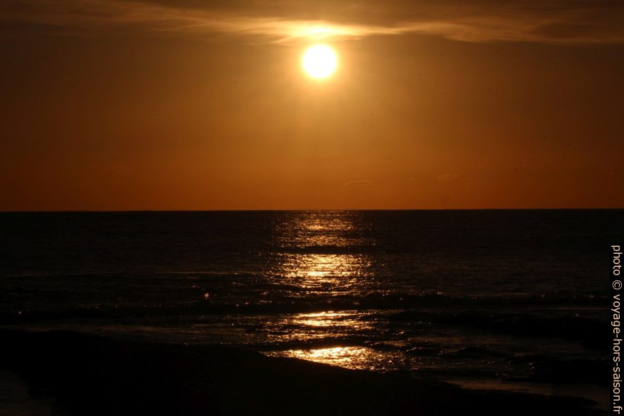 Soleil hivernal le soir au Lido Rossello. Photo © André M. Winter