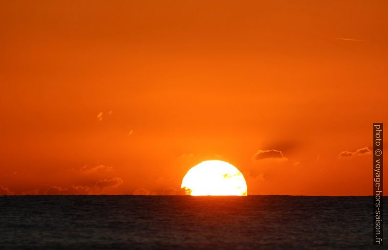 Le soleil s'abaisse dans la mer. Photo © André M. Winter