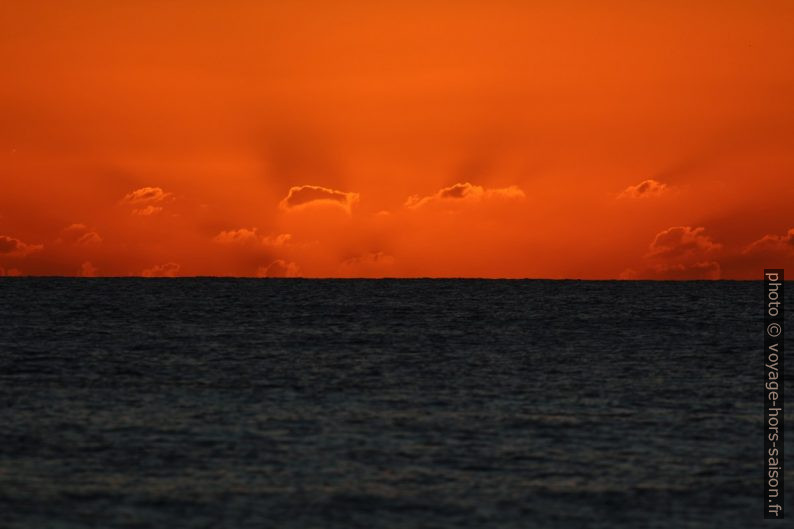 Ciel orange après le coucher du soleil sans la mer. Photo © André M. Winter