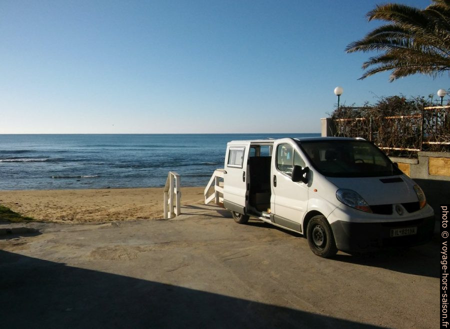 Notre trafic garé en bout de route à la plage de Lido Rossello. Photo © André M. Winter