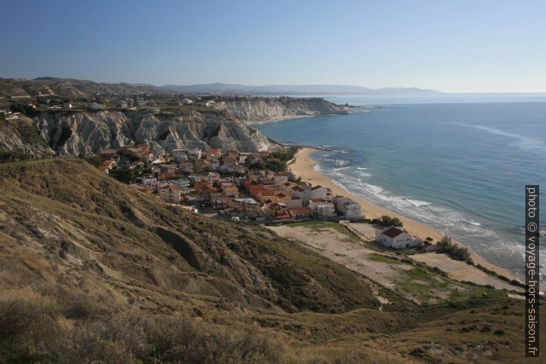 Lido Rossello et la Scala dei Turchi au fond. Photo © Alex Medwedeff