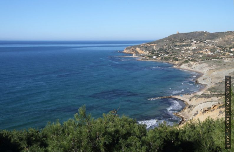 Côte à l'ouest du Capo Rossello. Photo © Alex Medwedeff