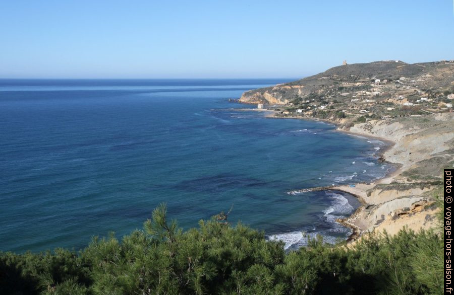 Côte à l'ouest du Capo Rossello. Photo © Alex Medwedeff