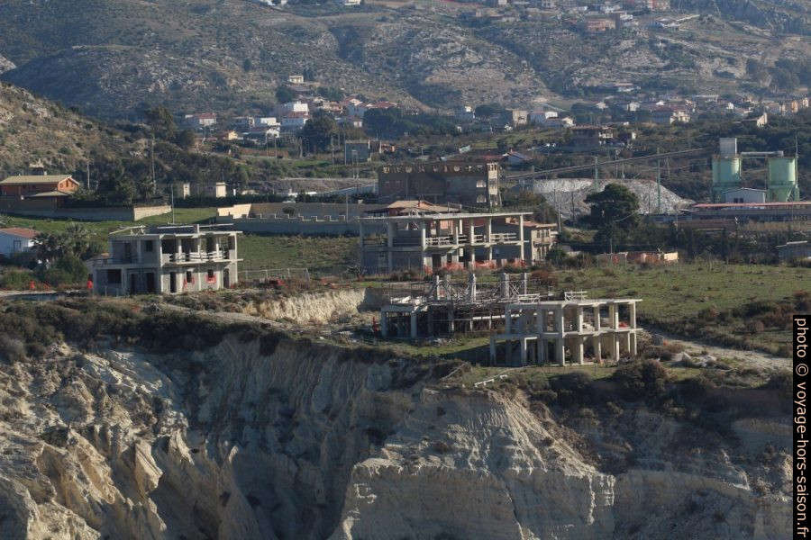 Nouvelles constructions en bordure de la falaise fragile de Realmonte. Photo © André M. Winter