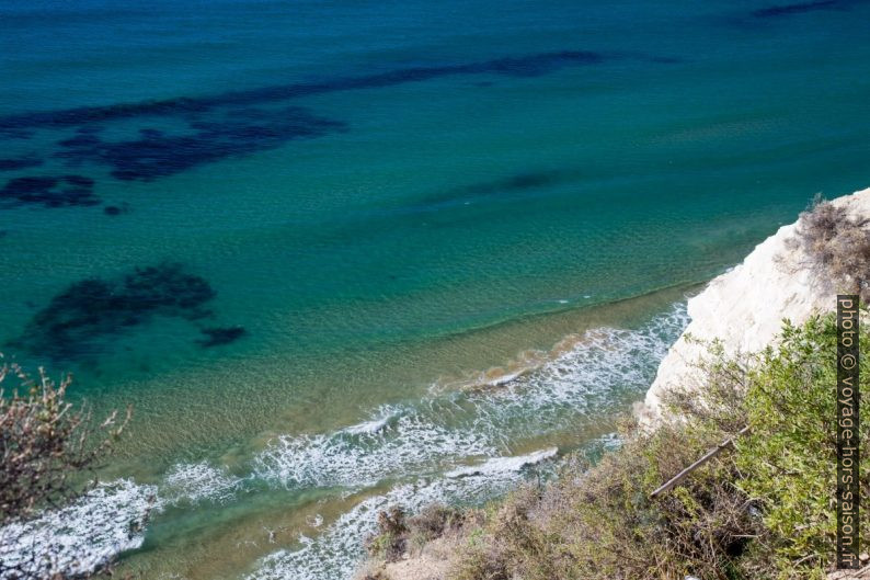 Vue plongeante sur les vagues sur la plage. Photo © Alex Medwedeff