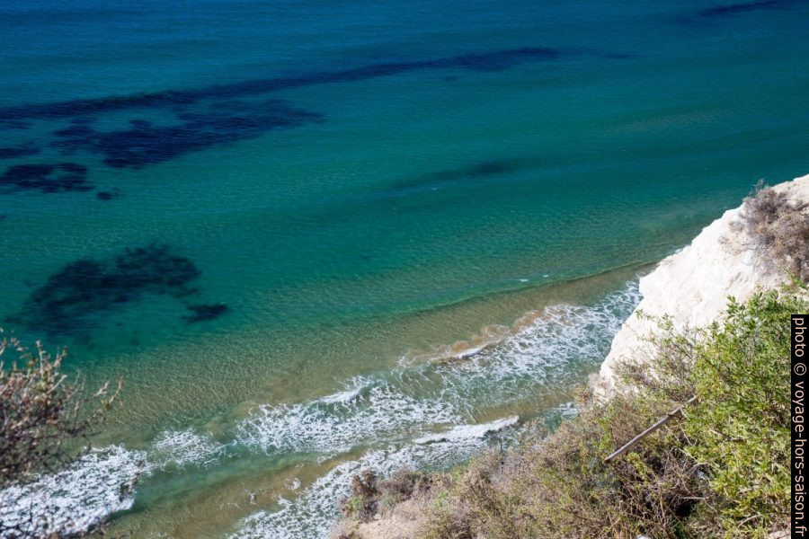 Vue plongeante sur les vagues sur la plage. Photo © Alex Medwedeff