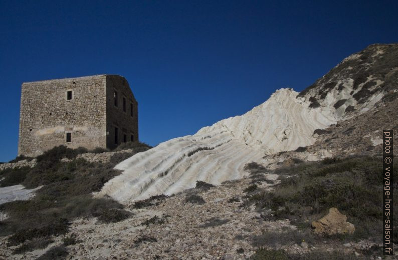 Ruine et rochers blancs de la Punta Bianca. Photo © André M. Winter