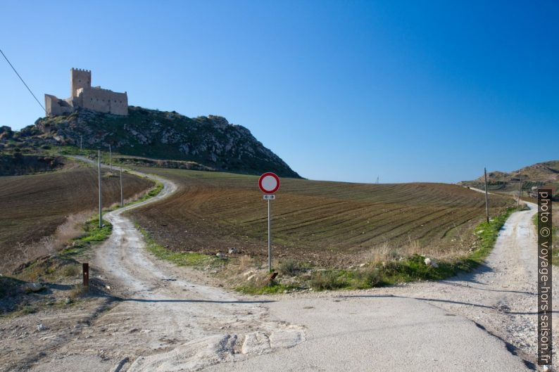 Routes sous le Castello di Montechiaro. Photo © Alex Medwedeff