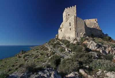 Le Castello di Montechiaro trône au-dessus de la mer. Photo © André M. Winter