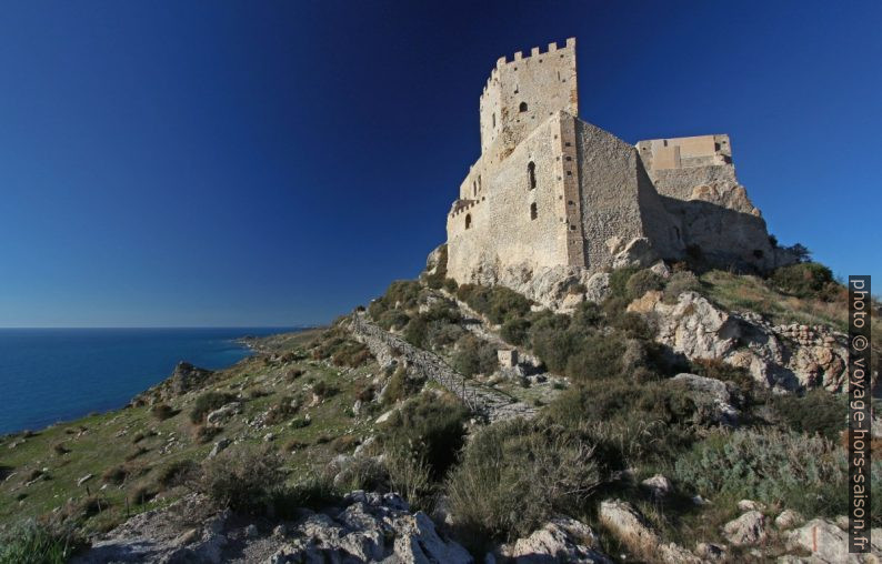 Le Castello di Montechiaro trône au-dessus de la mer. Photo © André M. Winter