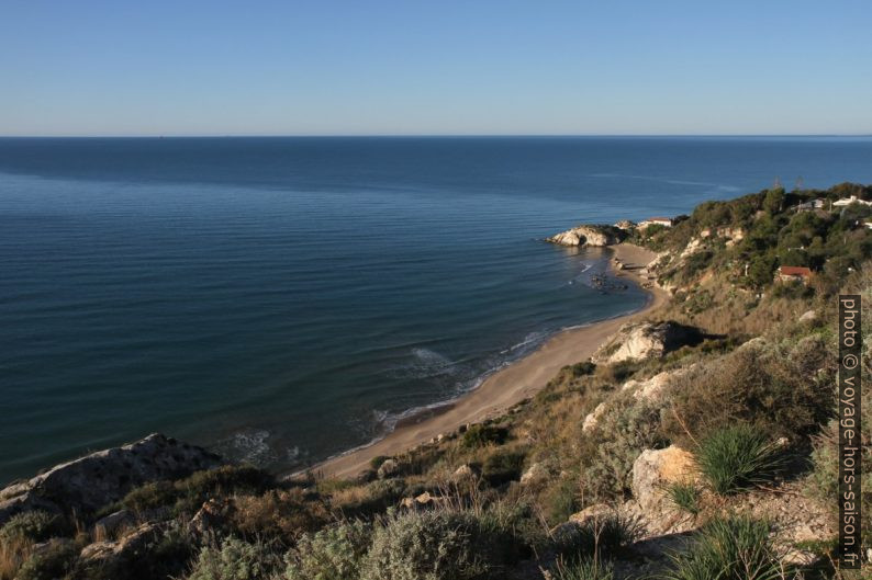 Plage à l'ouest sous le Torre Manfria. Photo © Alex Medwedeff