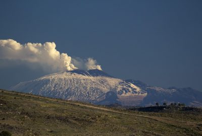 Vapeurs d'eau émanant du cratère de l'Etna. Photo © André M. Winter