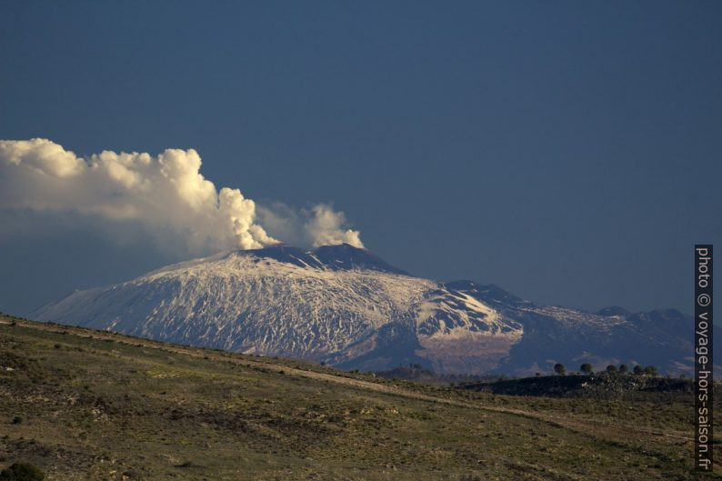 Vapeurs d'eau émanant du cratère de l'Etna. Photo © André M. Winter