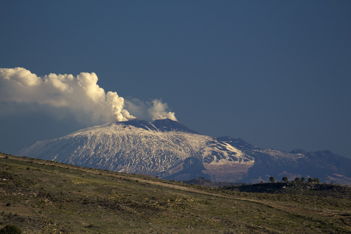 Vapeurs d'eau émanant du cratère de l'Etna. Photo © André M. Winter