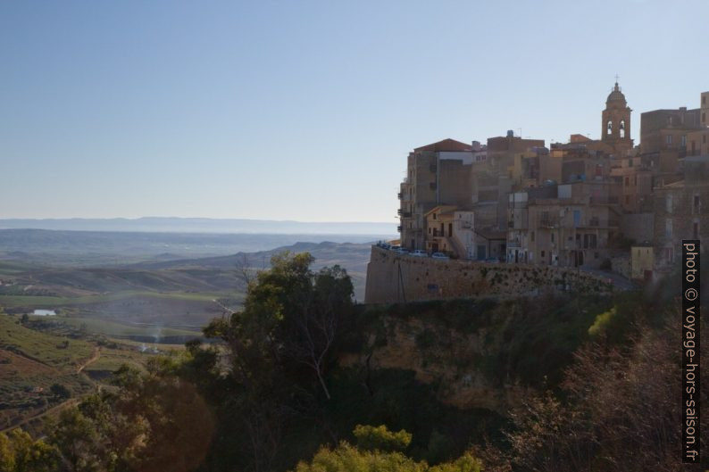 Côté sud-est de Butera au-dessus des collines. Photo © Alex Medwedeff