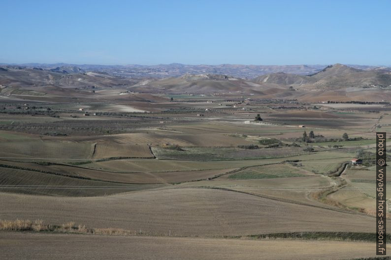 Paysage lunaire au nord de Butera. Photo © Alex Medwedeff