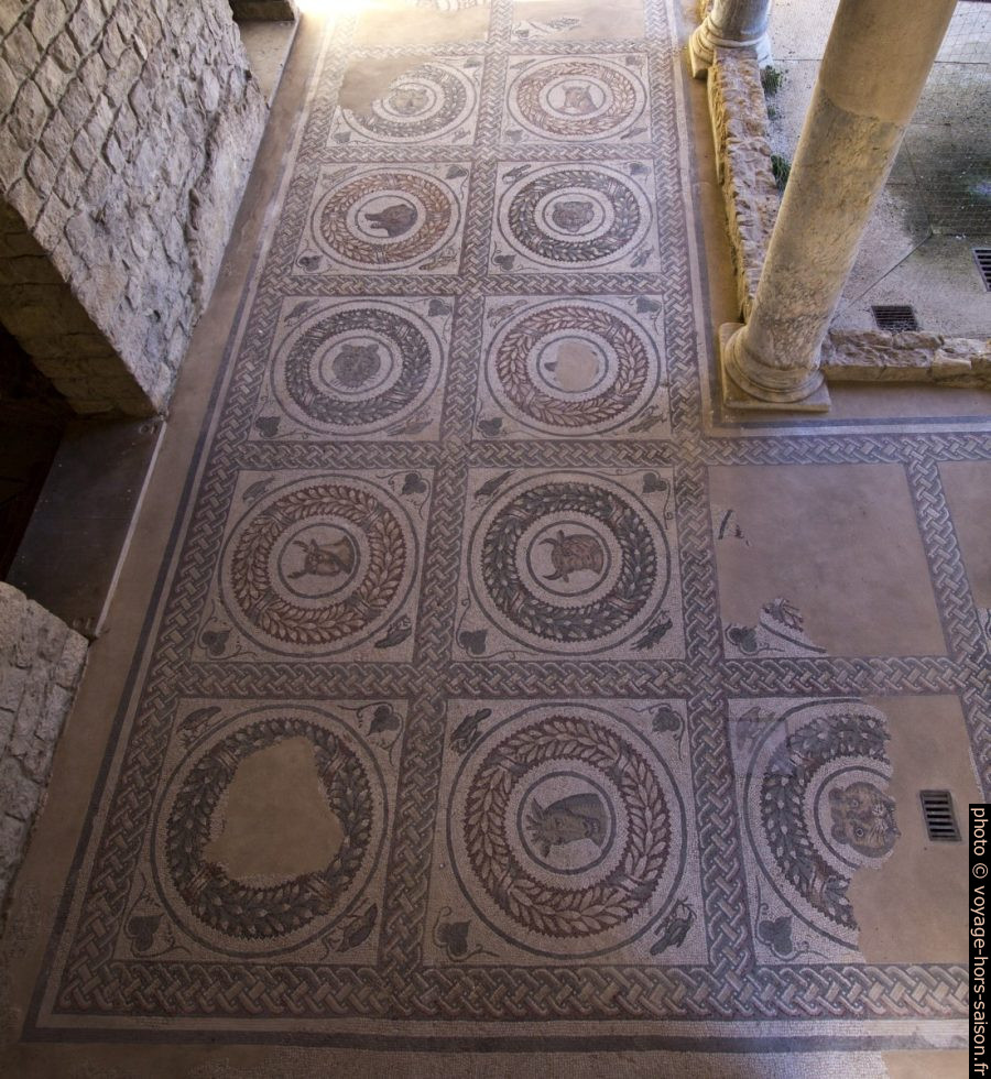 Médaillons dans un coin du péristyle de la Villa del Casale. Photo © André M. Winter