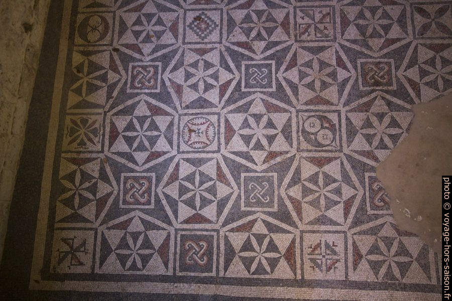 Mosaïque simple avec des nœuds de Salomon. Photo © André M. Winter