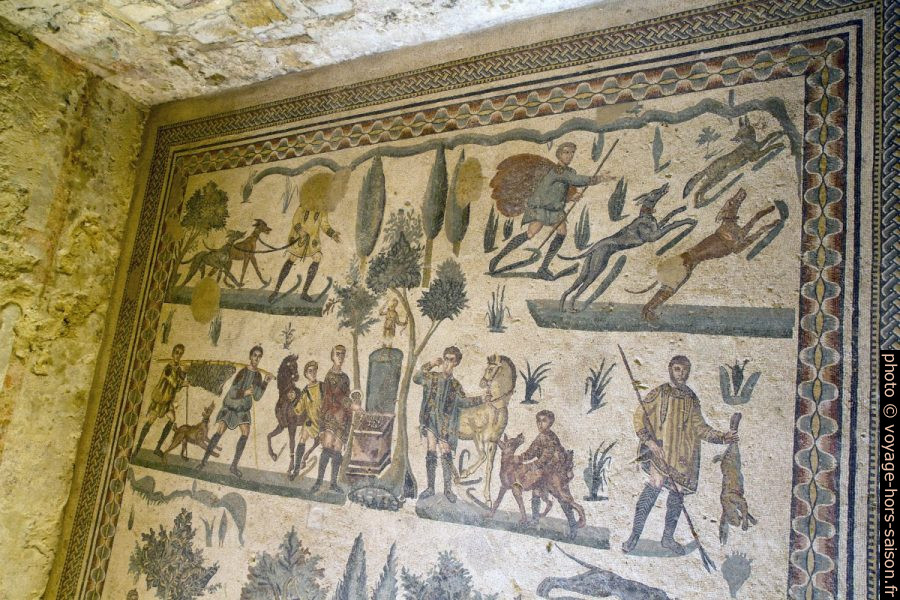 Partie haute de la mosaïque de la Petite Chasse dans la Villa du Casale. Photo © Alex Medwedeff