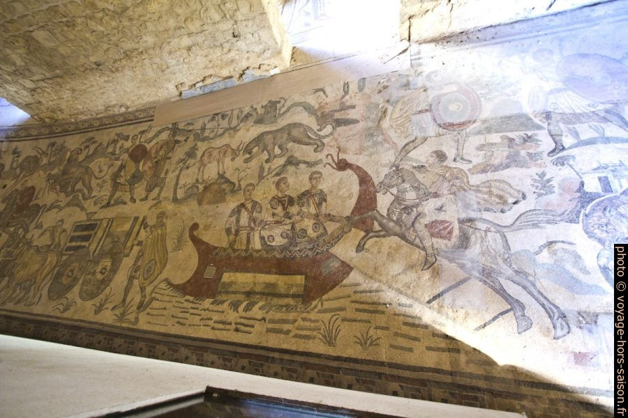 Partie de la mosaïque de l'Ambulacre de la Grande Chasse dans la Villa du Casale. Photo © André M. Winter