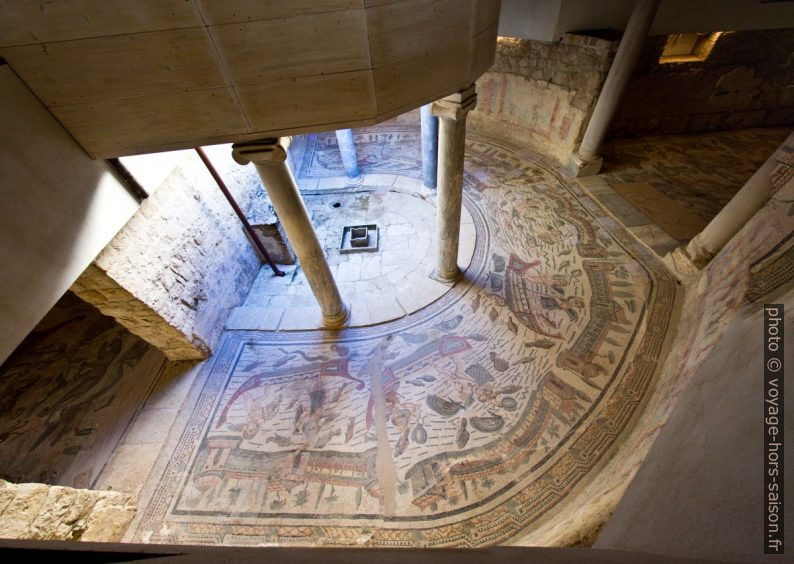 Atrium semi-circulaire au sud de la basilique dans la Villa romaine du Casale. Photo © André M. Winter