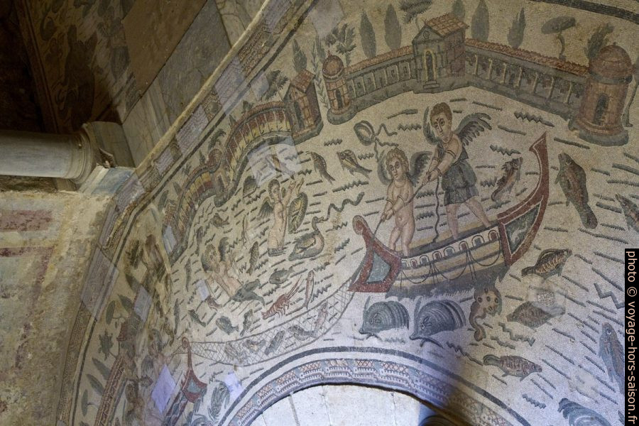 Éros pêchant sur la mosaïque du péristyle semi-circulaire de la Villa du Casale. Photo © Alex Medwedeff