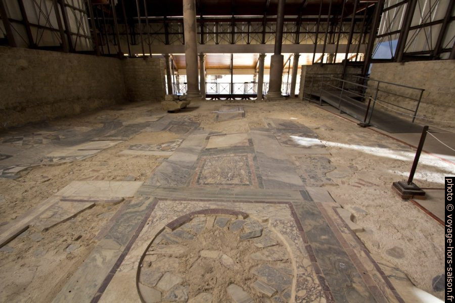 Dallage en marbre et en porphyre de la basilique de la Villa du Casale. Photo © André M. Winter