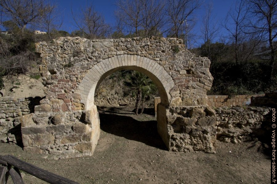 Arc de l'acqueduc ouest de la Villa Romana del Casale. Photo © André M. Winter