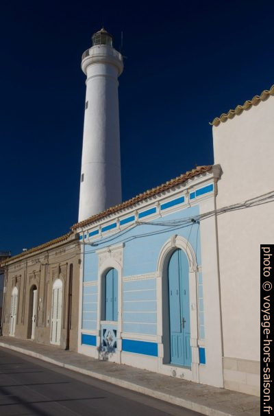Phare de Capo Scalambri devant une maison en front de mer. Photo © Alex Medwedeff