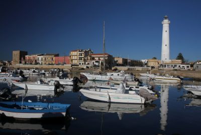 Bateaux dans le port de Punta Secca et le Faro di Capo Scalambri. Photo © Alex Medwedeff