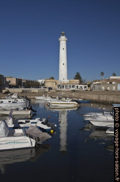 Bateaux du port de Punta Secca et le phare de Capo Scalambri. Photo © André M. Winter