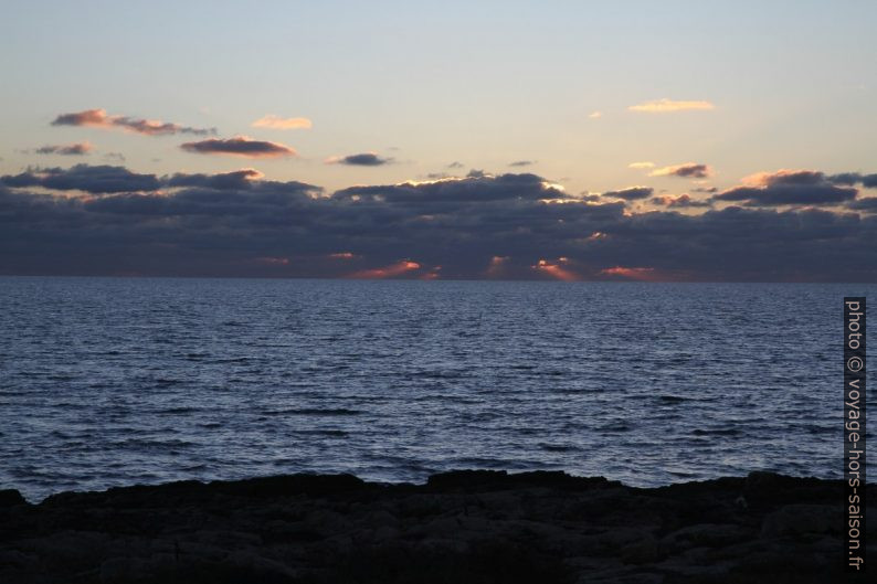 Coucher de soleil caché derrière les nuages. Photo © Alex Medwedeff