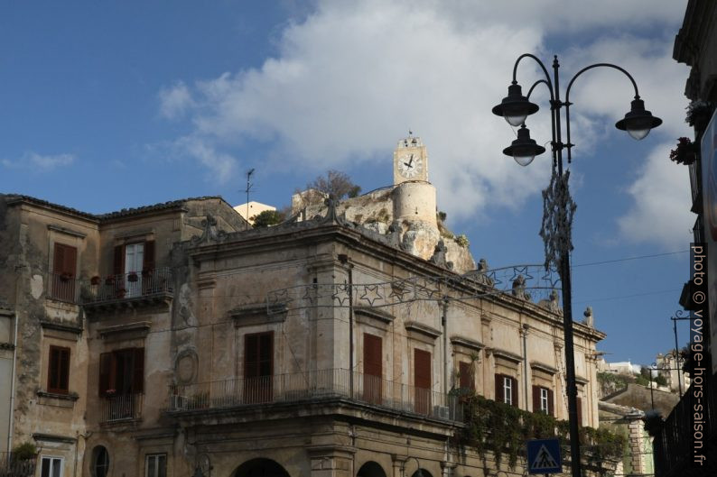 Tour de l'horloge de Modica. Photo © Alex Medwedeff