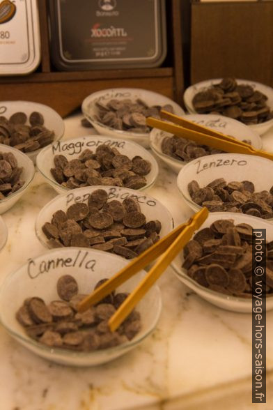 Morceaux de dégustation de chocolat dans l'Antica Dolceria Bonajuto. Photo © Alex Medwedeff