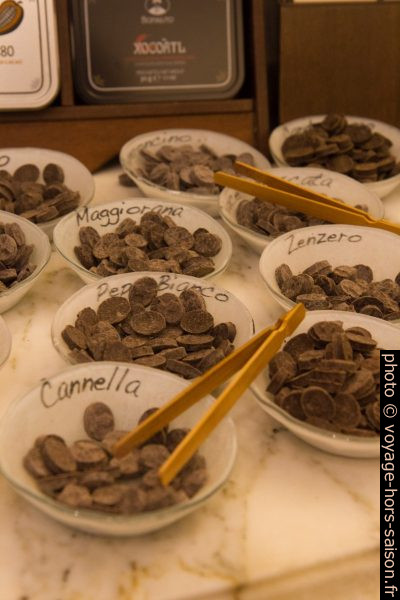 Morceaux de dégustation de chocolat dans l'Antica Dolceria Bonajuto. Photo © Alex Medwedeff