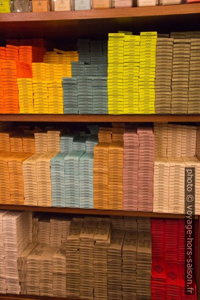 Tablettes de chocolat dans l'Antica Dolceria Bonajuto. Photo © Alex Medwedeff