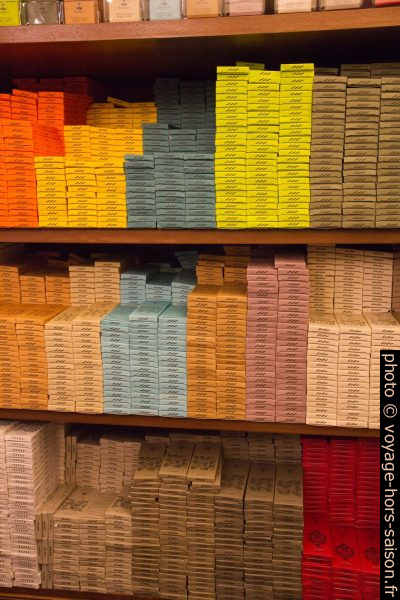 Tablettes de chocolat dans l'Antica Dolceria Bonajuto. Photo © Alex Medwedeff