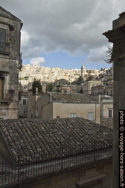 Vue vers une partie haute de Modica. Photo © André M. Winter
