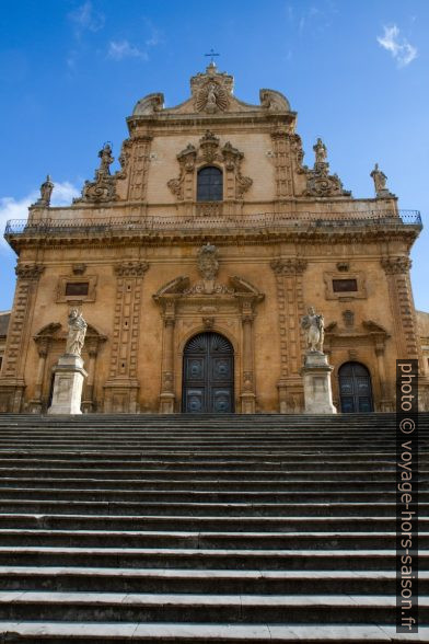 Rampe du parvis de la Chiesa di San Pietro. Photo © Alex Medwedeff