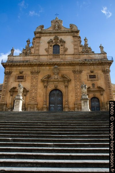 Rampe du parvis de la Chiesa di San Pietro. Photo © Alex Medwedeff