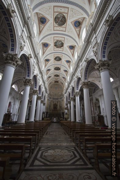 Nef de la Chiesa di San Pietro. Photo © André M. Winter