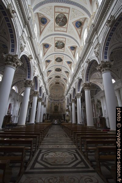 Nef de la Chiesa di San Pietro. Photo © André M. Winter