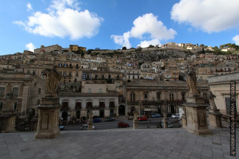 Vue du parvis de la Chiesa di San Pietro. Photo © André M. Winter