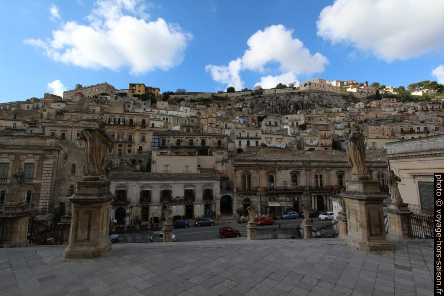 Vue du parvis de la Chiesa di San Pietro. Photo © André M. Winter