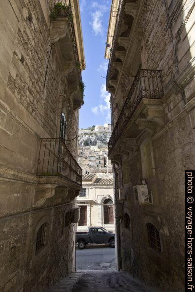 Ruelle étroite avec escaliers. Photo © André M. Winter