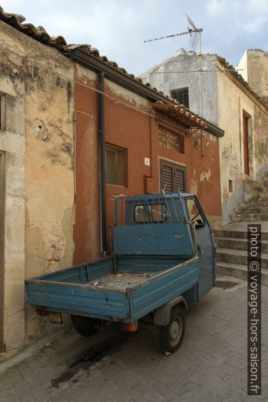 Un Piaggio Ape dans les ruelles raides de Modica. Photo © Alex Medwedeff