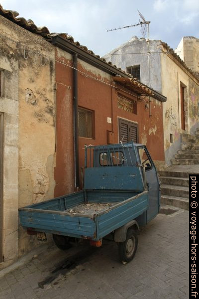 Un Piaggio Ape dans les ruelles raides de Modica. Photo © Alex Medwedeff