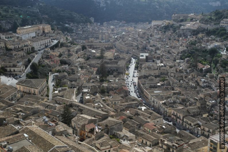 Vue du Belvedere Pizzo sur la ville de Modica. Photo © Alex Medwedeff