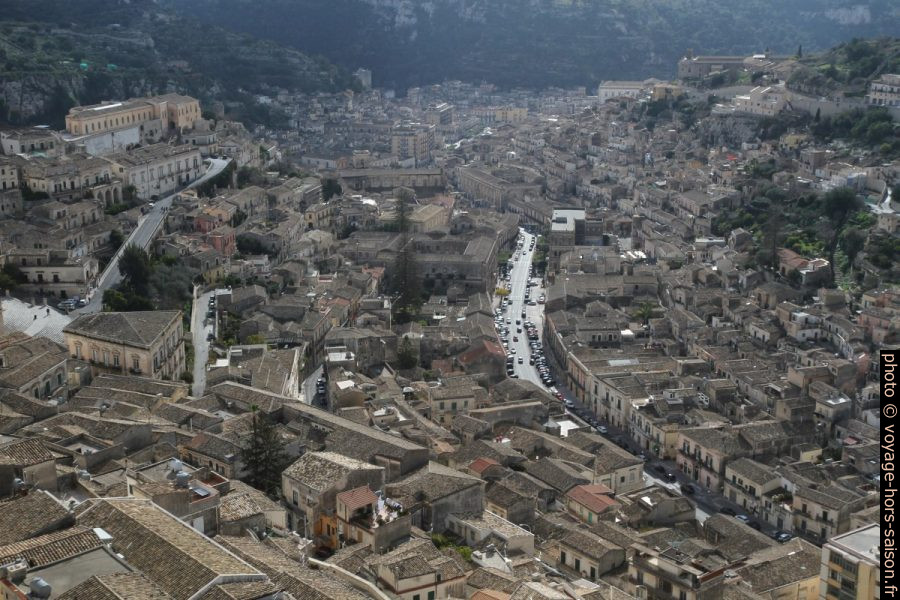 Vue du Belvedere Pizzo sur la ville de Modica. Photo © Alex Medwedeff