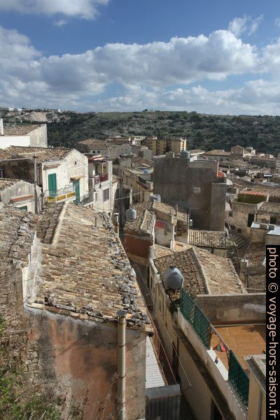 Toits de maisons sous le Belvedere Pizzo. Photo © Alex Medwedeff